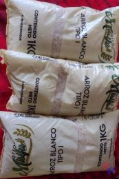 Paquetes de arroz sellados de 1 kilogramo 
