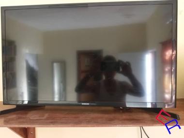 TV monitor de 32 pulgadas EIGE