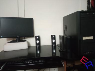 Venta de PC  con su mueble  en 300 usd