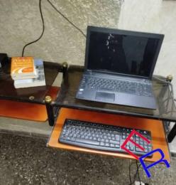 laptop HP con su mueble 150 USD